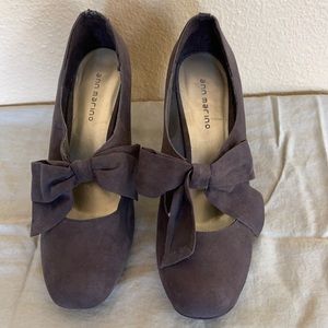 Gray pumps with bow
